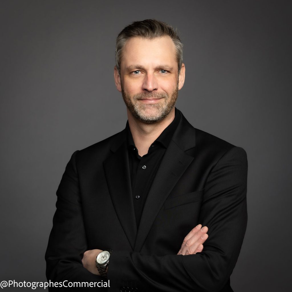 Photo portrait corporatif homme fond fonc&eacute; en studio